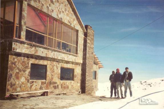 Com o Haroldo e o Marcelo, em frente ao refúgio da pista de esqui mais alta do mundo, aos 5.300 m de altitude, no monte Chacaltaya, perto de La Paz, na Bolívia (viagem de Julho de 1990)
